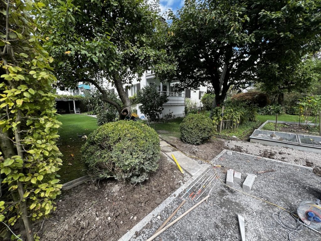 Landschaftsarchitektur_Studio_Aussenraum_Baustellenfoto_Abschlüsse_Schotterrasenparkplatz_Buchskugeln